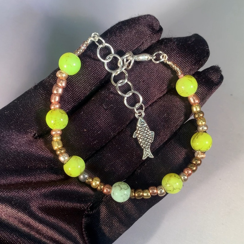 TRANQUIL CLEARING — Handmade Green & Metallic Seed Bead Bracelet with Fish Charm